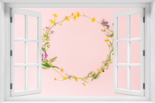 Fototapeta Naklejka Na Ścianę Okno 3D - Fresh rustic wildflowers lined with a round frame on delicate pastel pink background. Template greeting card copy space