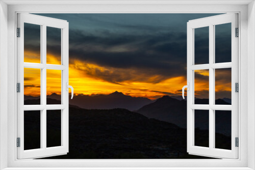 Fototapeta Naklejka Na Ścianę Okno 3D - Sunset over desert mountain range