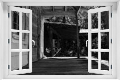 Fototapeta Naklejka Na Ścianę Okno 3D - Abandoned Home