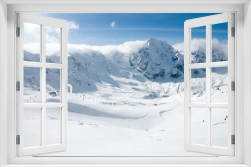 Fototapeta Naklejka Na Ścianę Okno 3D - Winter mountains and ski slopes - space for text