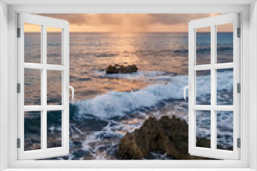Fototapeta Naklejka Na Ścianę Okno 3D - amanecer, cancún, faro, mar, olas, rocas, piedras, espuma, reflejo, México