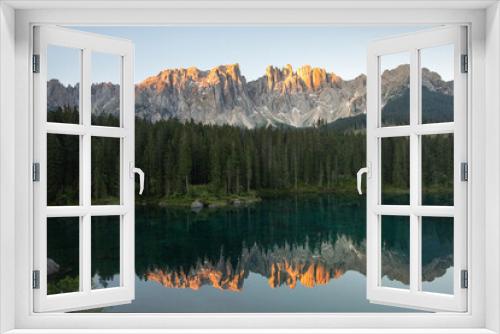 Fototapeta Naklejka Na Ścianę Okno 3D - Latemargebirge mit Spiegelug im Karersee - Lago di carezza - Alpenglühen