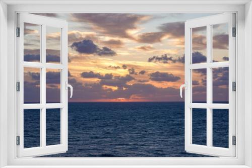 Fototapeta Naklejka Na Ścianę Okno 3D - A colorful sunrise over the Atlantic ocean