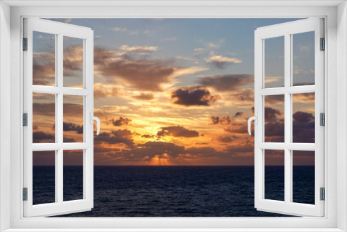 Fototapeta Naklejka Na Ścianę Okno 3D - A colorful sunrise over the Atlantic ocean