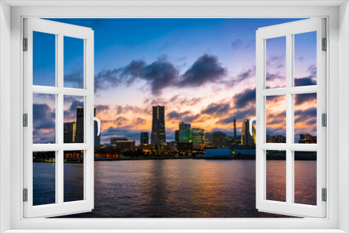 Fototapeta Naklejka Na Ścianę Okno 3D - 横浜 大桟橋ふ頭から見るみなとみらいの夕暮れ