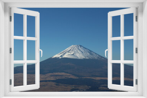 雲一つ無い時の冬景色の富士山