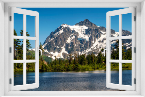 Fototapeta Naklejka Na Ścianę Okno 3D - Picture Lake with Mount Shuksan in the Background. This Lake is the centerpiece of a strikingly beautiful landscape in the Heather Meadows area of the Mt. Baker recreation area.