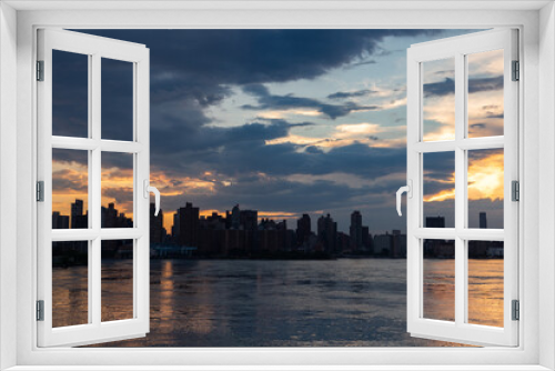 Fototapeta Naklejka Na Ścianę Okno 3D - Upper East Side Skyline during Sunset along the East River in New York City