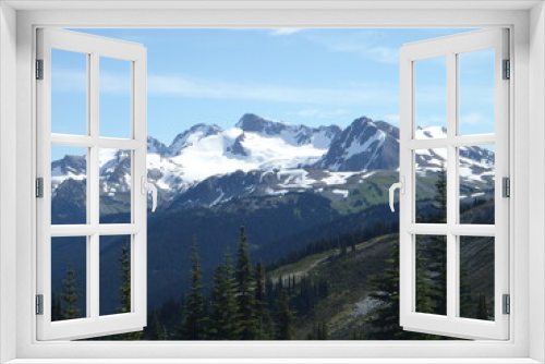 Fototapeta Naklejka Na Ścianę Okno 3D - Montañas Nevadas de Whistler con árboles