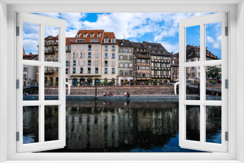 Fototapeta Naklejka Na Ścianę Okno 3D - Panorama sur le canal d'Ill, en plein centre ville de Strasbourg