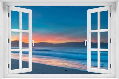 Fototapeta Naklejka Na Ścianę Okno 3D - Light High Cloud Sunrise Seascape