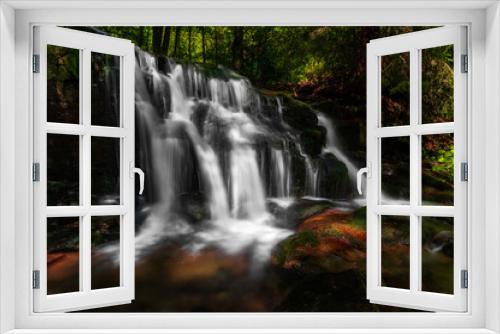 Fototapeta Naklejka Na Ścianę Okno 3D - Poniklý vodopád
