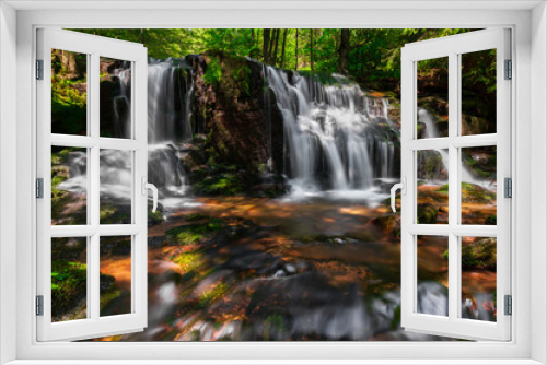 Fototapeta Naklejka Na Ścianę Okno 3D - Poniklý vodopád