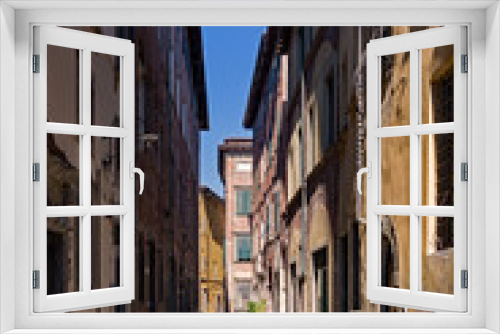 Fototapeta Naklejka Na Ścianę Okno 3D - Einsame Straße in der Altstadt von Lucca in der Toskana, Italien 
