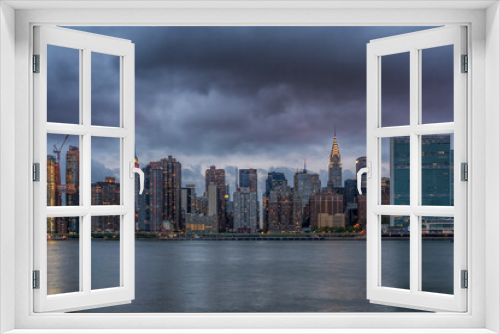 Fototapeta Naklejka Na Ścianę Okno 3D - Moody Manhattan Skyline Overcast By Storm Clouds, New York City
