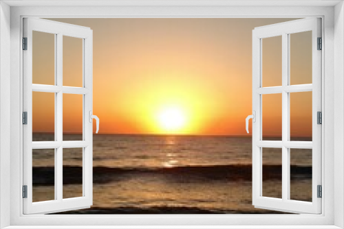 Fototapeta Naklejka Na Ścianę Okno 3D - Beautiful sunrise over ocean at beach