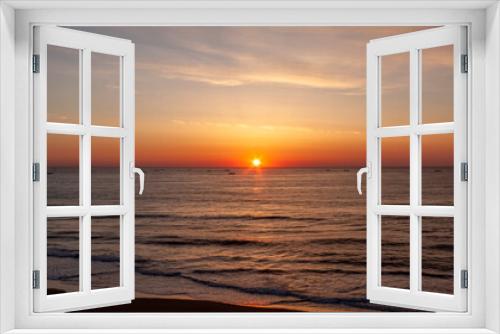 Fototapeta Naklejka Na Ścianę Okno 3D - 水平線から昇る日の出