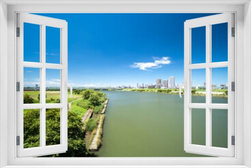 Fototapeta Naklejka Na Ścianę Okno 3D - 青空の広がる荒川と埼玉県川口市の風景。8月。