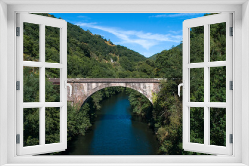 Fototapeta Naklejka Na Ścianę Okno 3D - Image aérienne d'un pont abandonné au dessus de la Vallée du Lot, Aveyron, France