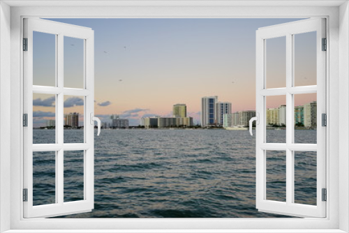 Fototapeta Naklejka Na Ścianę Okno 3D - Miami downtown and beach at sun set	
