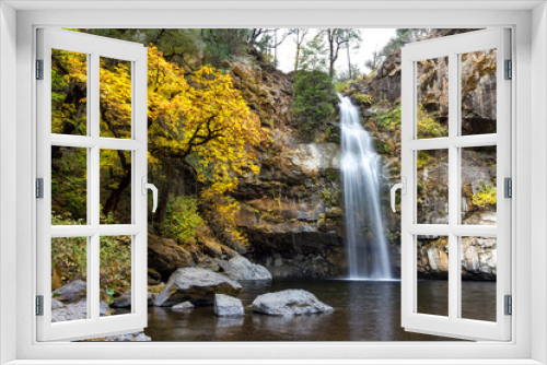 Fototapeta Naklejka Na Ścianę Okno 3D - Swimmin' Hole - Potem Creek Falls fills a pool perfect for quiet reflection or cooling off. Round Mountain, California, USA