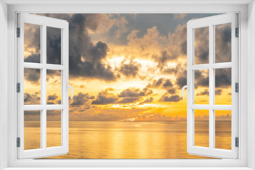 Fototapeta Naklejka Na Ścianę Okno 3D - Beautiful sunset on the sea at golden hour