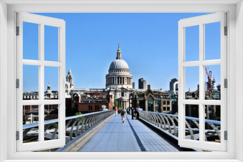 Fototapeta Naklejka Na Ścianę Okno 3D - A view of St Pauls Cathedral in London