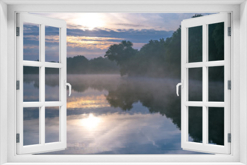Fototapeta Naklejka Na Ścianę Okno 3D - Berenbosteler See an einem nebligen Morgen zum Sonnenaufgang im Sommer
