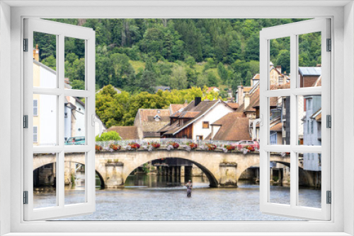 Fototapeta Naklejka Na Ścianę Okno 3D - Blumen geschmückte alte Brücke, Ornans, Bourgogne-Franche-Comté, Frankreich