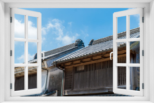 Fototapeta Naklejka Na Ścianę Okno 3D - 民家の屋根と青い空