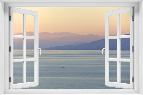 Fototapeta Naklejka Na Ścianę Okno 3D - Die Weißen Berge auf Kreta bei Sonnenuntergang