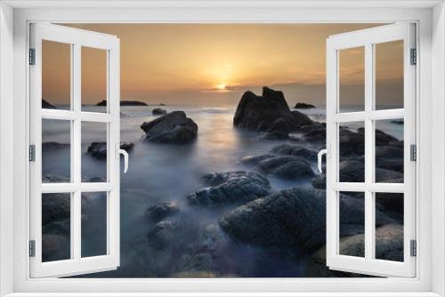 Fototapeta Naklejka Na Ścianę Okno 3D - 東シナ海に沈む夕日。日本の九州地方、熊本県天草の風景。	