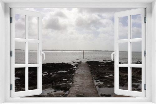 Fototapeta Naklejka Na Ścianę Okno 3D - Vue de l'océan atlantique, ville de Larmor-Plage, département du Morbihan, région Bretagne, France