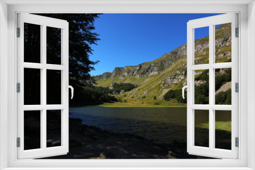 Fototapeta Naklejka Na Ścianę Okno 3D - Paesaggio estivo di montagna nell’Appennino modenese; veduta tra sentieri, boschi di faggio, rocce e un piccolo lago
