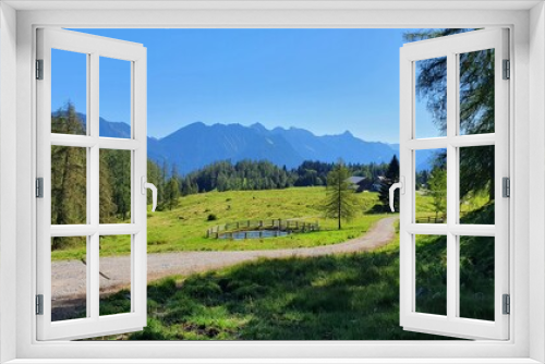 Fototapeta Naklejka Na Ścianę Okno 3D - Bergpanorama, Alm, Weg, Wandern