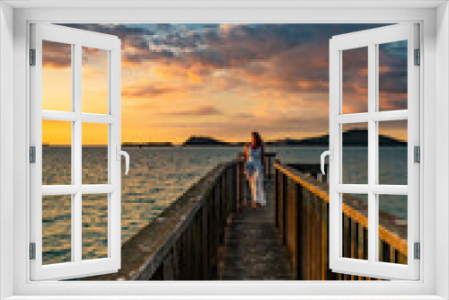 Fototapeta Naklejka Na Ścianę Okno 3D - woman on a pier at sunset