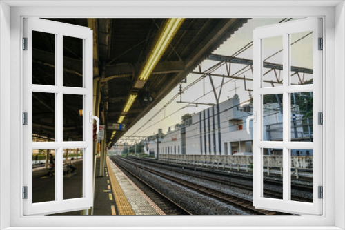 Fototapeta Naklejka Na Ścianę Okno 3D - 早朝の横浜市保土ヶ谷駅のプラットフォーム