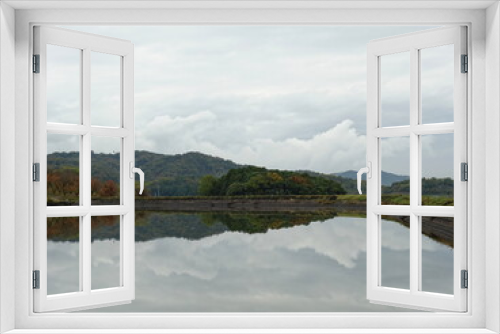 Fototapeta Naklejka Na Ścianę Okno 3D - 秋の風景を鏡のように写すため池