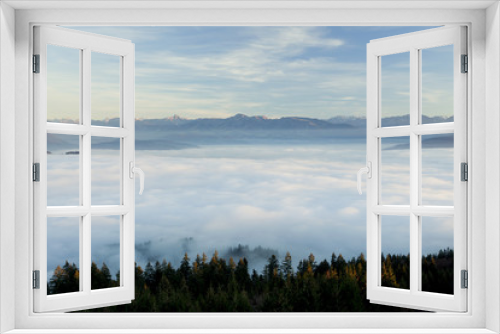 Fototapeta Naklejka Na Ścianę Okno 3D - Über dem Nebel