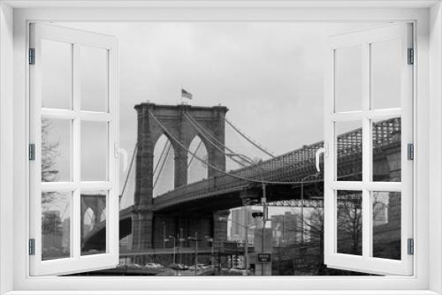 Fototapeta Naklejka Na Ścianę Okno 3D - puente de brooklyn, clima nublado, blanco y negro