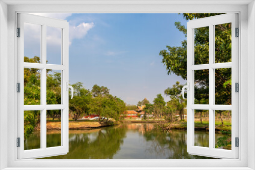 Fototapeta Naklejka Na Ścianę Okno 3D - タイのアユタヤにある、クンペーン・レジデンス周辺の庭園の風景と青空