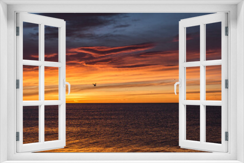 Fototapeta Naklejka Na Ścianę Okno 3D - Sunrise over the beach 