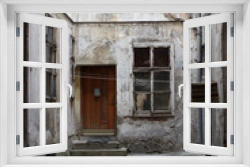 Fototapeta Naklejka Na Ścianę Okno 3D - An Old Dirty Backyard