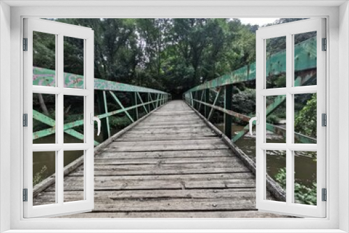 Fototapeta Naklejka Na Ścianę Okno 3D - Alte Holzbrücke für Fußgänger in den Wald