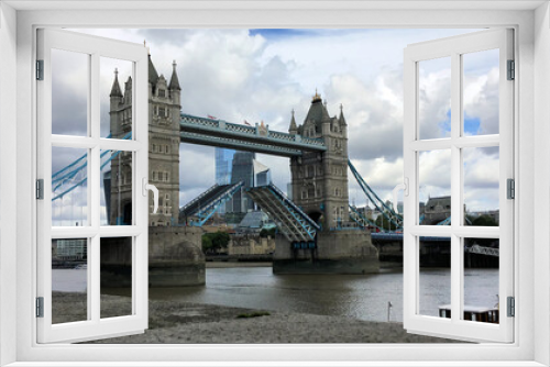 Fototapeta Naklejka Na Ścianę Okno 3D - tower bridge in london open up