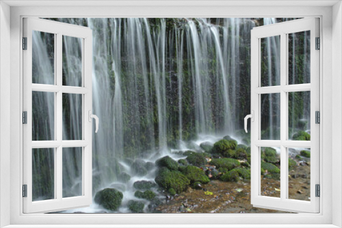 Fototapeta Naklejka Na Ścianę Okno 3D - 線のような滝と緑苔