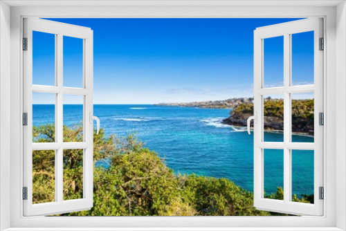 Fototapeta Naklejka Na Ścianę Okno 3D - Gordons Bay surrounded by high rock cliffs and houses, turquoise blue waters great for swimming Sydney NSW Australia