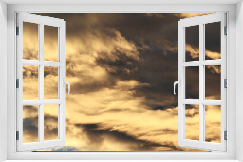 Fototapeta Naklejka Na Ścianę Okno 3D - 朝陽に照らされて黄金色に輝く雲が浮かぶ空
