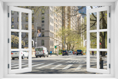 Fototapeta Naklejka Na Ścianę Okno 3D - Cars driving on 5th Ave, New York past pedestrians and commercial shops