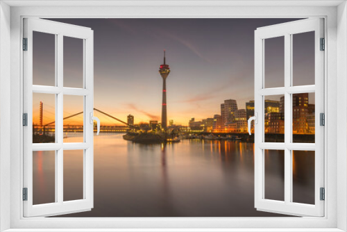 Fototapeta Naklejka Na Ścianę Okno 3D - Sonnenaufgang im Medienhafen Düsseldorf